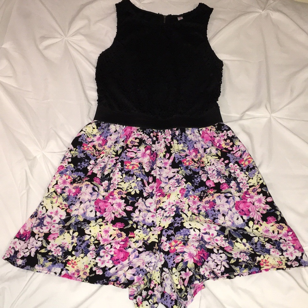 Xhilaration Floral Romper Zipper Back Size MEDIUM
